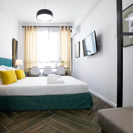 Vibrant Close To Panepistimio Metro-zaloggou Str Ateny