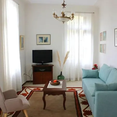 Calliope's Neoclassical In The Heart Of Plaka *