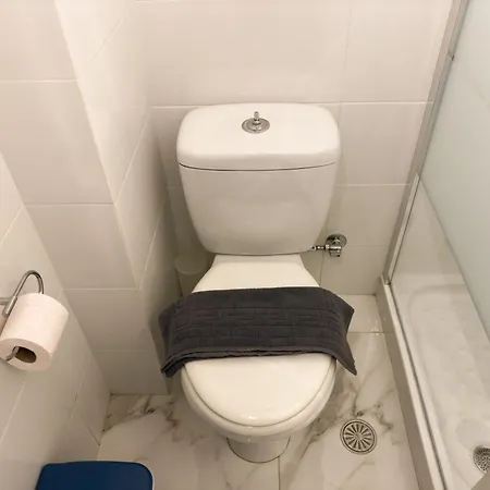 Nikitara Nook-close To Metro And Train Apartment
