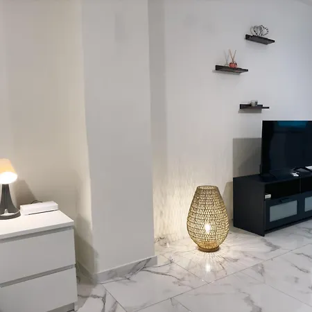Nikitara Nook-close To Metro And Train Apartment Athens