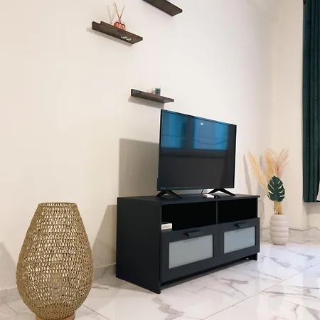 Nikitara Nook-close To Metro And Train Apartment *
