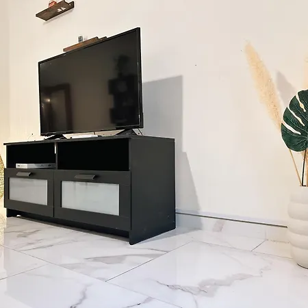 Nikitara Nook-close To Metro And Train Apartment