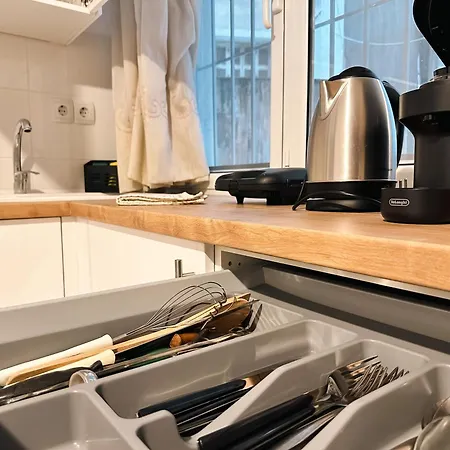 Nikitara Nook-close To Metro And Train Apartment *
