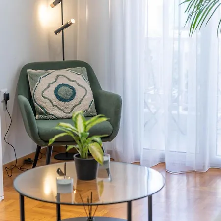 Nature-infused Vibes & Nightlife * Atény