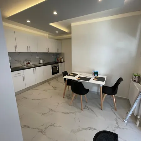 Alexandra Apartment *