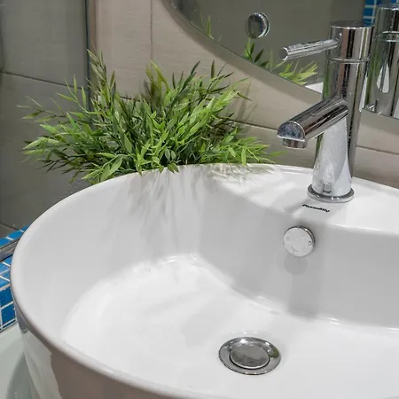 Oasis: Newly Renovated 2br In Center * אתונה