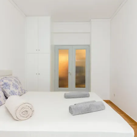 Two Bedroom Apt Near Hilton *
