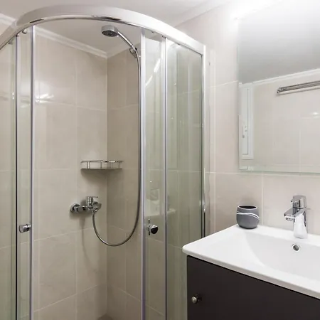 Two Bedroom Apt Near Hilton
