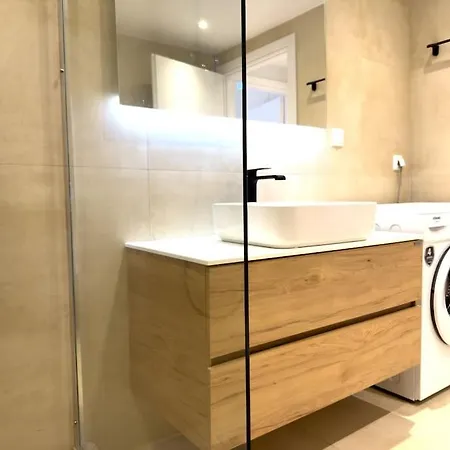 2-bed Gem In Serene Locale Апартаменты *