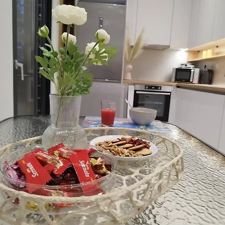 Floral 1 - Ground Floor With Courtyard And Private Parking! Apartment