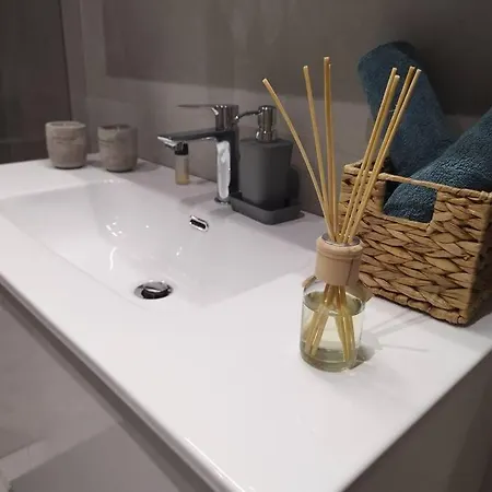 Floral 1 - Ground Floor With Courtyard And Private Parking! Athens