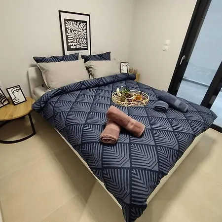 Floral 1 - Ground Floor With Courtyard And Private Parking!