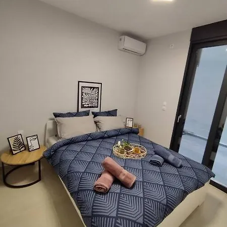Floral 1 - Ground Floor With Courtyard And Private Parking!