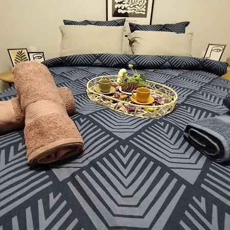 Floral 1 - Ground Floor With Courtyard And Private Parking! Apartment