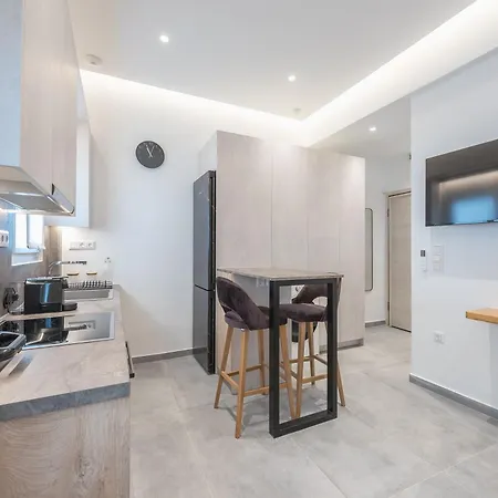 Newly Renovated Escape/psychiko Διαμέρισμα *