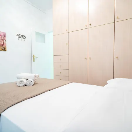 Neos Kosmos Metro St. 1 Bedroom Semi-basement Flat * Athens