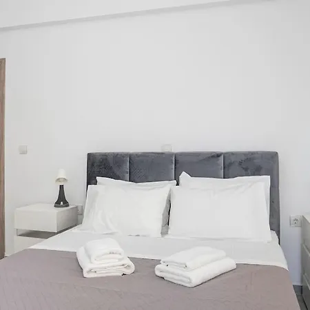 Modern In Athens, Petralona
