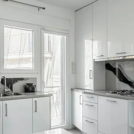 Modern In Athens, Petralona