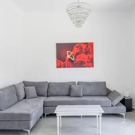 Modern In Athens, Petralona *