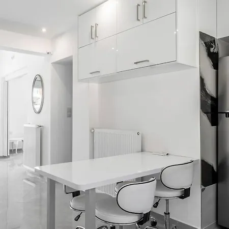 Modern In Athens, Petralona