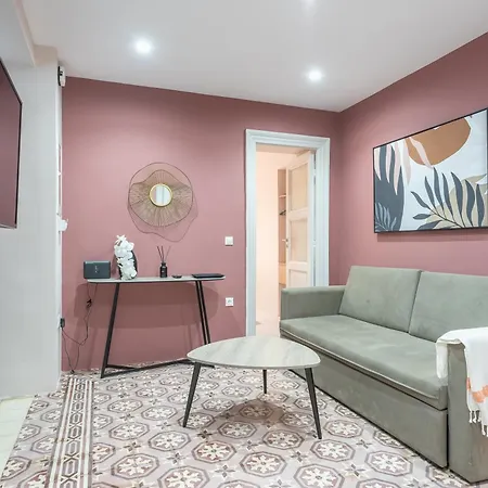 Center Retreat: Modern Two Bedroom