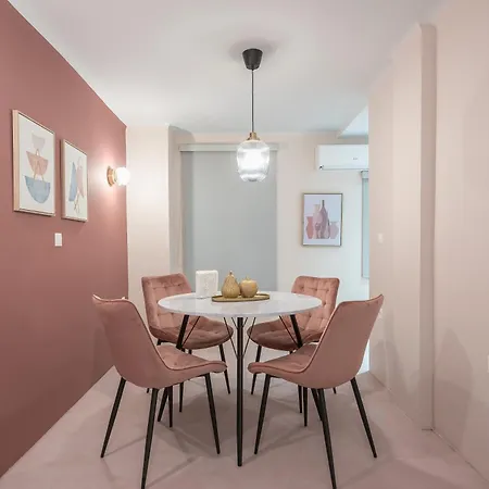Center Retreat: Modern Two Bedroom Apartment