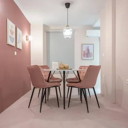 Center Retreat: Modern Two Bedroom