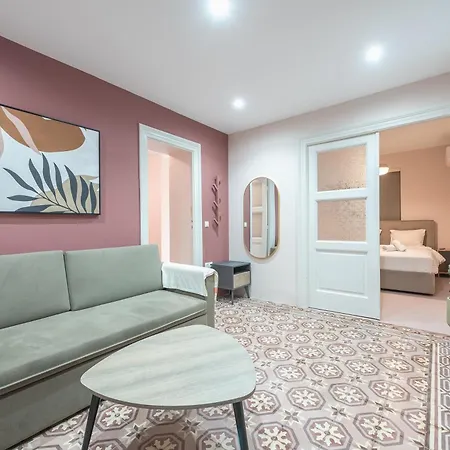 Center Retreat: Modern Two Bedroom