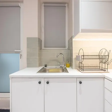 Apartment Center Retreat: Modern Two Bedroom