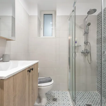 Center Retreat: Modern Two Bedroom Apartment