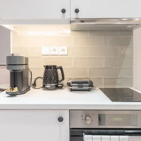 Center Retreat: Modern Two Bedroom Athens