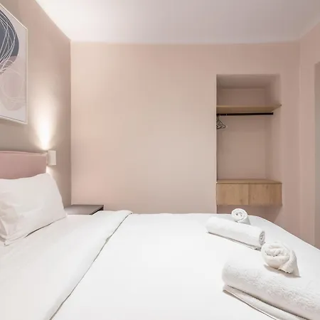 Center Retreat: Modern Two Bedroom Apartment