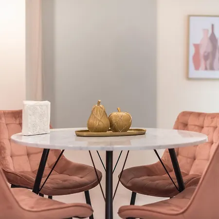 Center Retreat: Modern Two Bedroom Apartment *