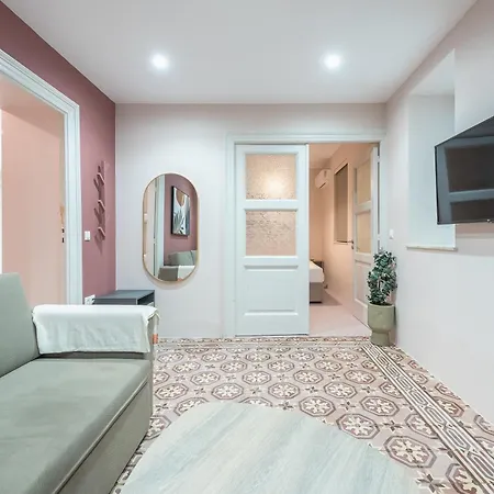 Center Retreat: Modern Two Bedroom *