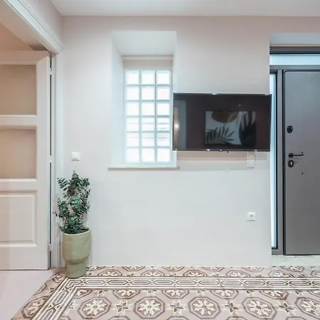 Center Retreat: Modern Two Bedroom Apartment *