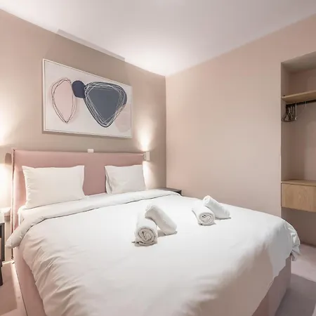 Center Retreat: Modern Two Bedroom Apartment *