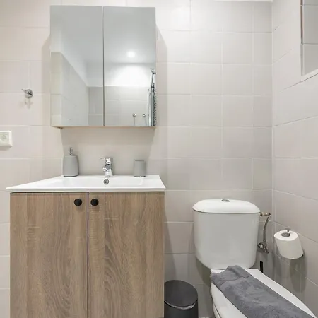 Center Retreat: Modern Two Bedroom Athens