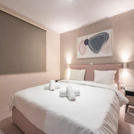 Center Retreat: Modern Two Bedroom Apartment