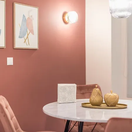 Apartment Center Retreat: Modern Two Bedroom