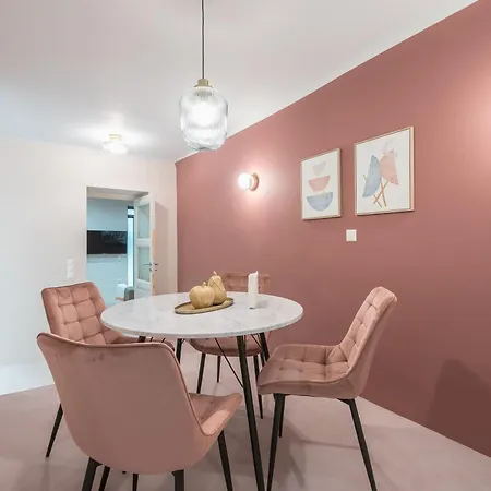 Center Retreat: Modern Two Bedroom Apartment *