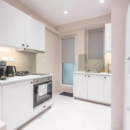 Apartment Center Retreat: Modern Two Bedroom Athens