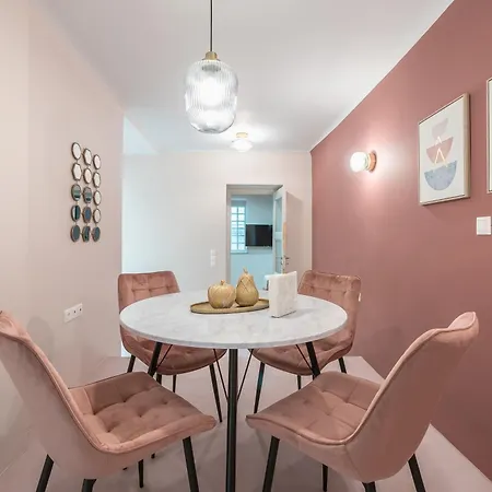 Center Retreat: Modern Two Bedroom * Athens