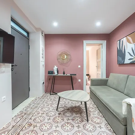 Center Retreat: Modern Two Bedroom Athens