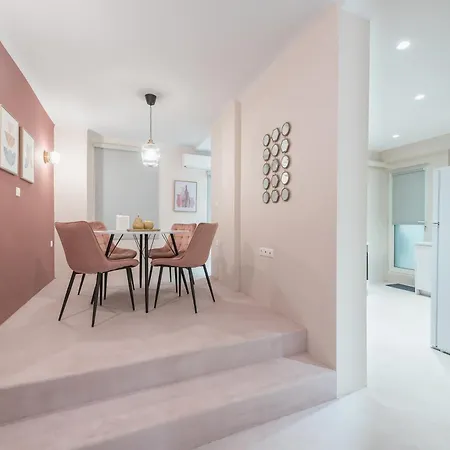Center Retreat: Modern Two Bedroom Apartment
