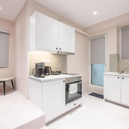 Apartment Center Retreat: Modern Two Bedroom *