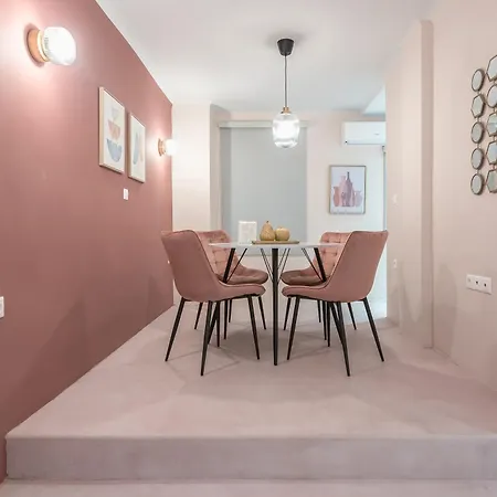 Center Retreat: Modern Two Bedroom Apartment *