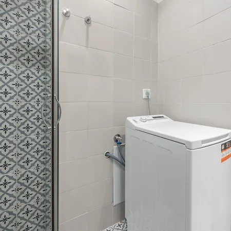 Center Retreat: Modern Two Bedroom