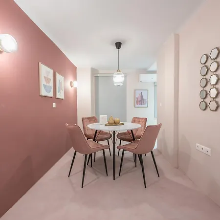 Center Retreat: Modern Two Bedroom Apartment *