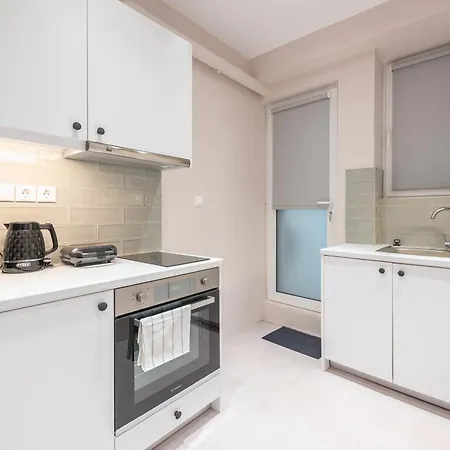 Apartment Center Retreat: Modern Two Bedroom Athens