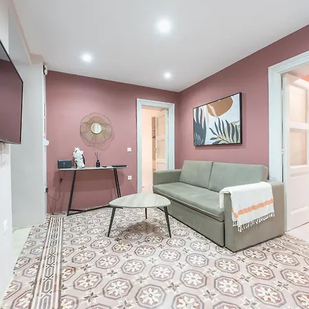 Center Retreat: Modern Two Bedroom Apartment
